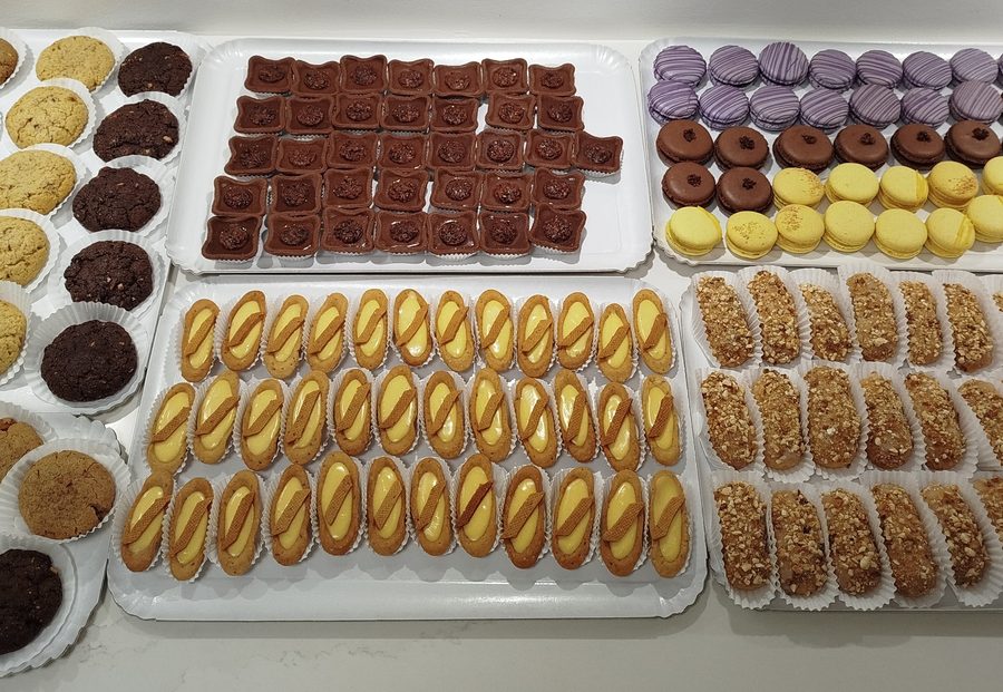 Plateaux de petits fours : cookies, macarons, barquettes, financiers