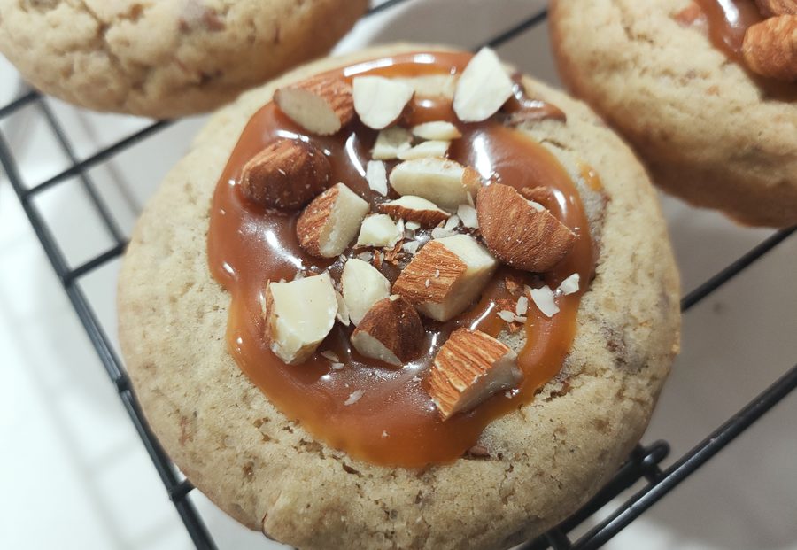 Cookie Caramandine, caramel coulant et amandes concassées