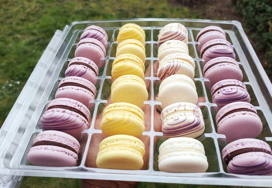 Coffret de macarons violets, jaunes et ivoire