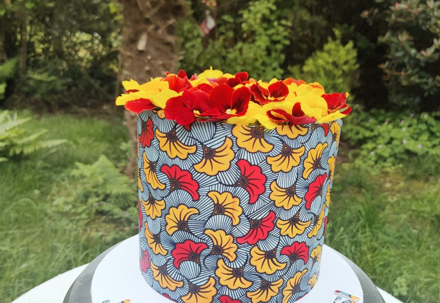 Cake design au motif wax et fleurs comestibles