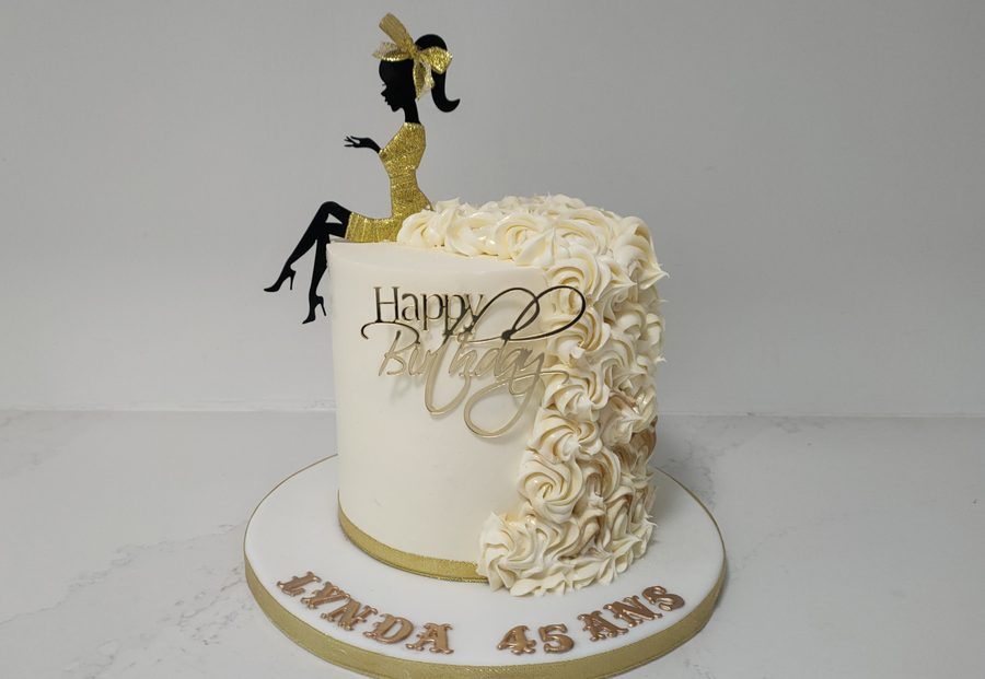 Gâteau d'anniversaire ivoire et or, silhouette élégante