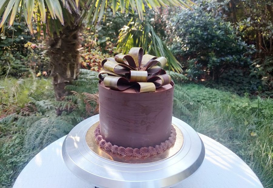 Gâteau tout chocolat au grand nœud en chocolat marbré