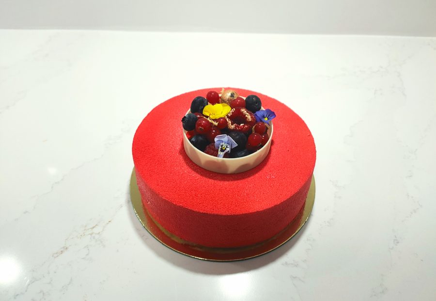 Entremets Rubiss, velours rouge hibiscus et fruits rouges