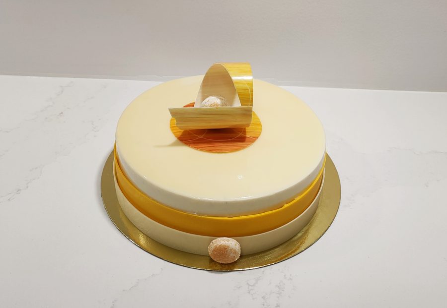 Entremets Elia, glaçage ivoire et ceinture mangue